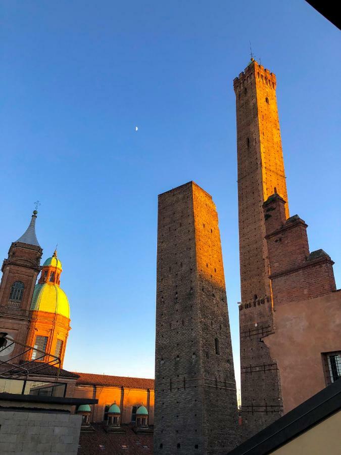 Asinelli Panoramic Rooftop, In Front Of The Two Towers Bologna Ngoại thất bức ảnh